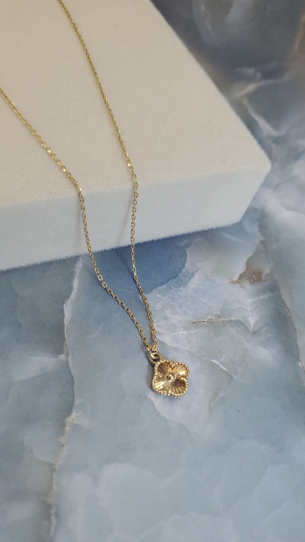 Gold Clover Pendant Necklace 287
