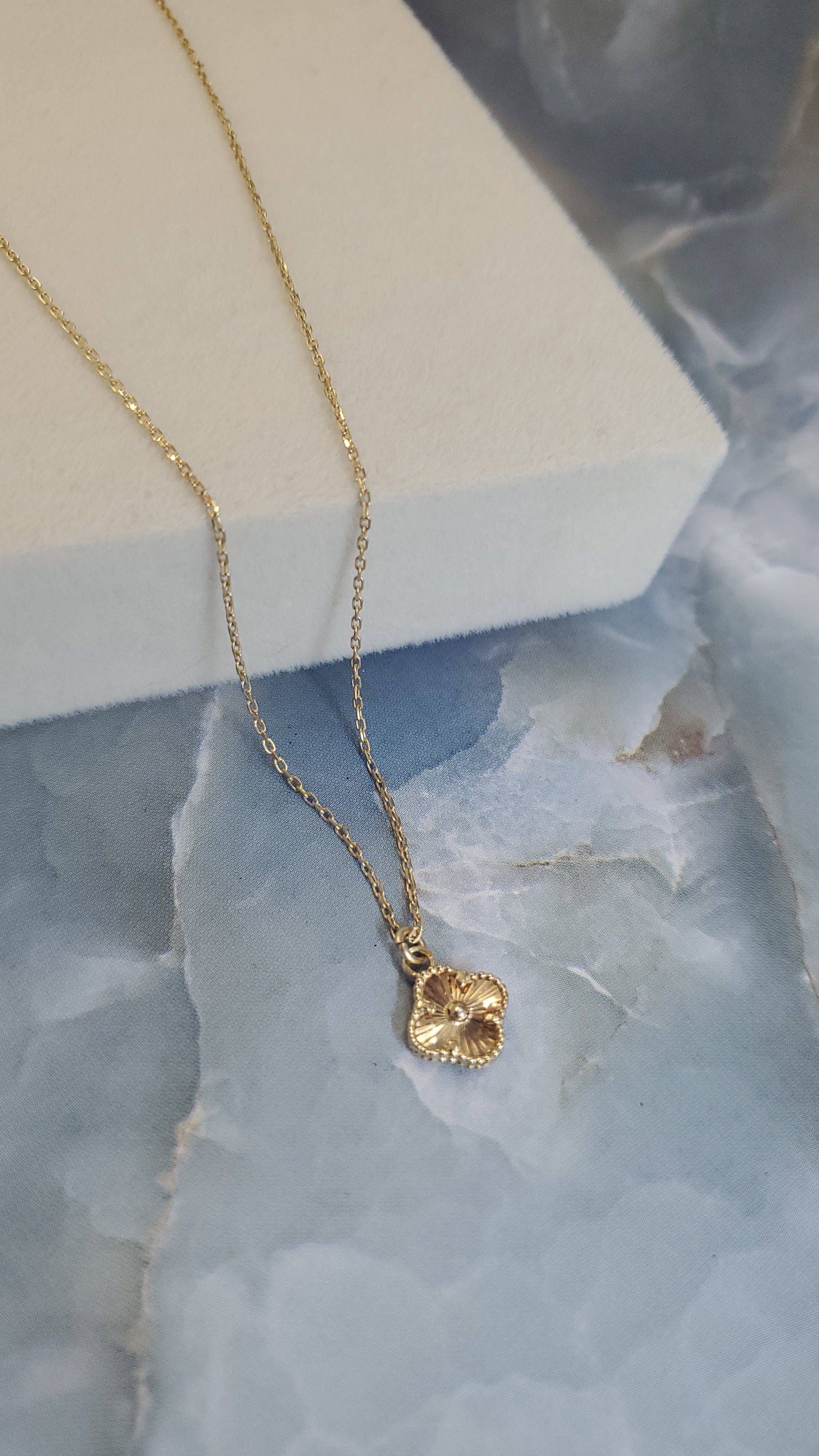 Gold Clover Pendant Necklace 287