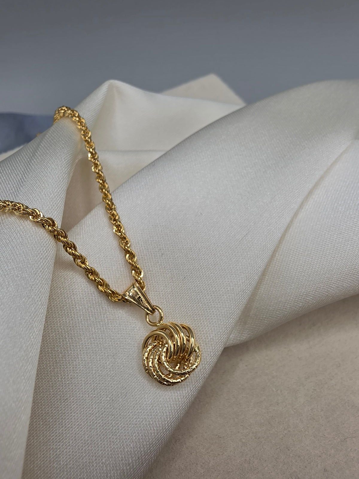 Intertwined Knot Pendant 086