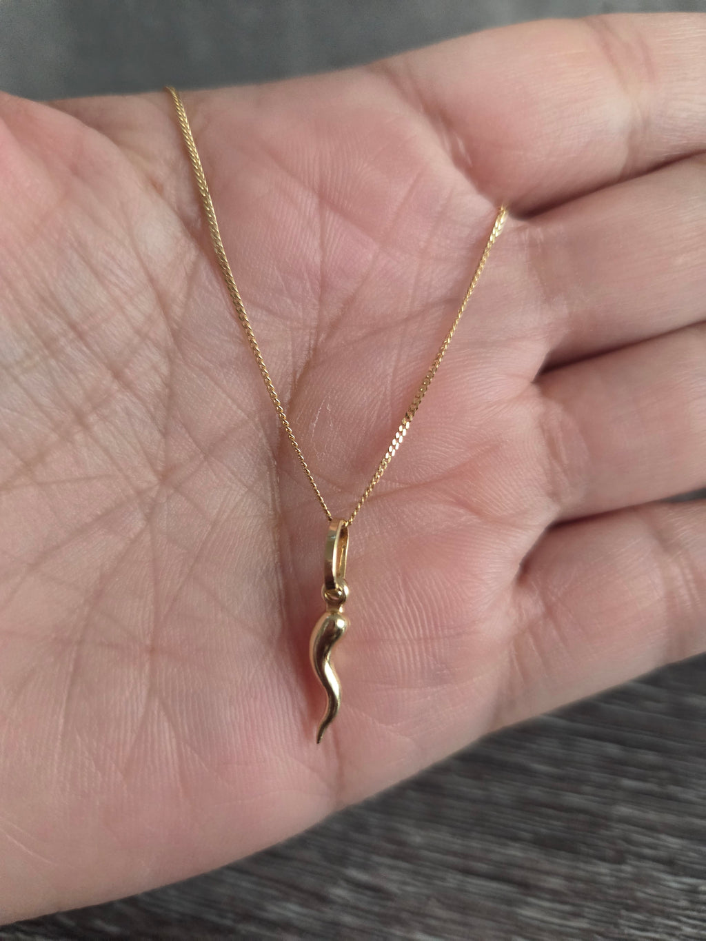 Cadena con Cornicello Dorado