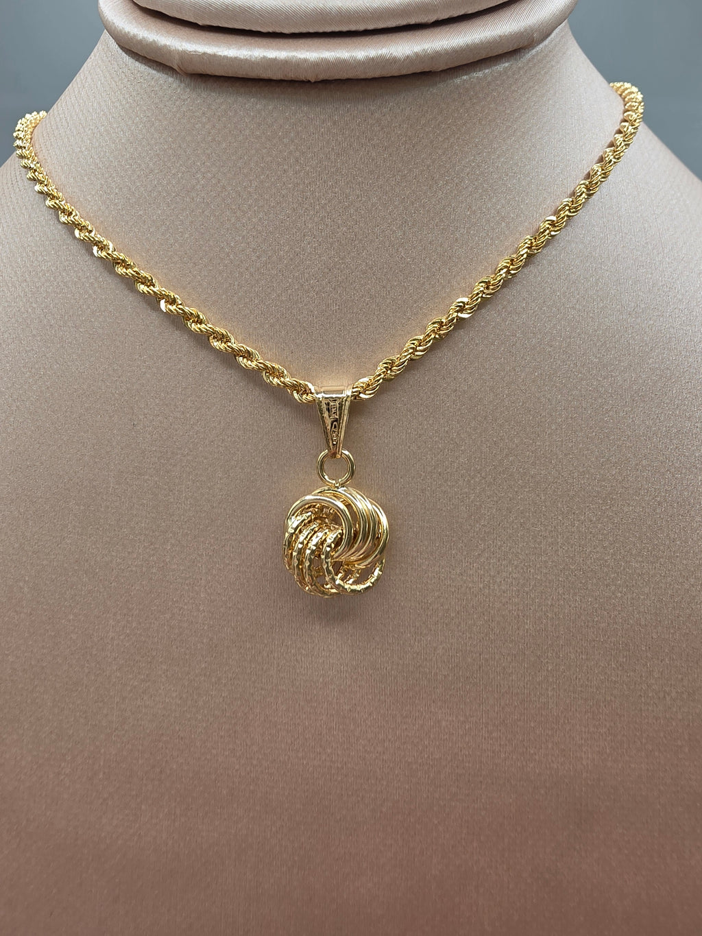 Intertwined Knot Pendant 086