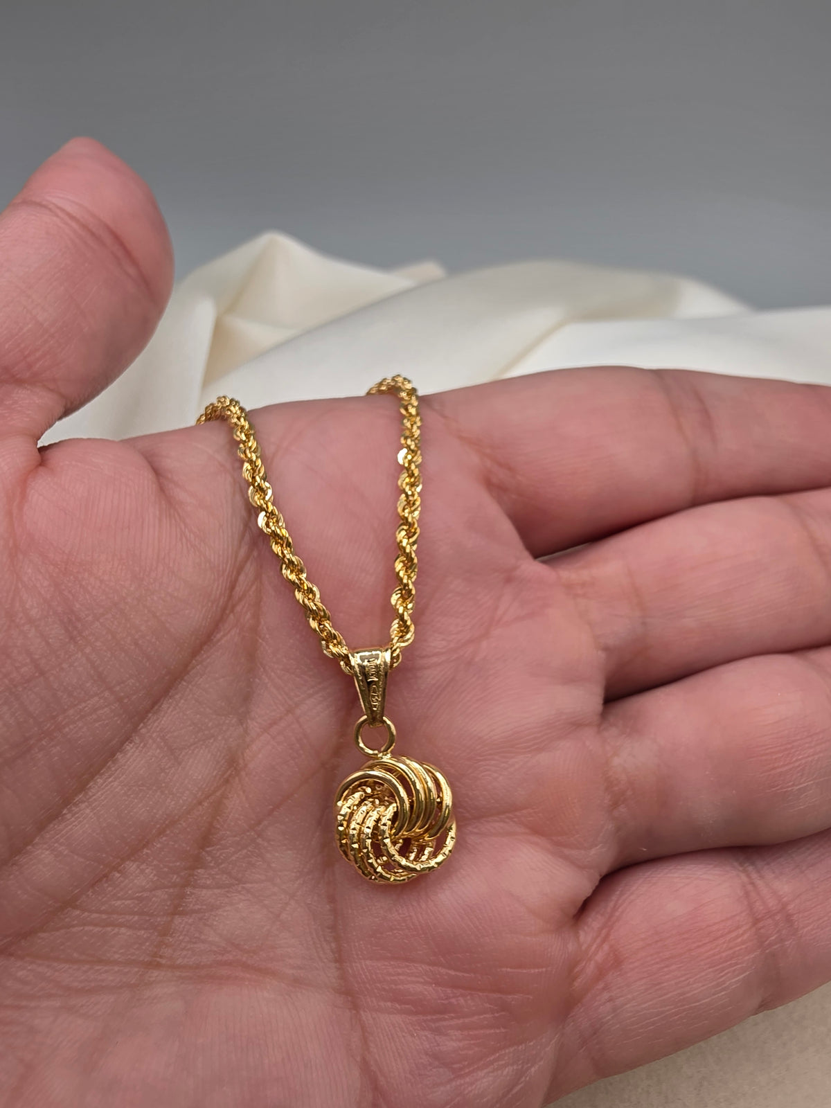 Intertwined Knot Pendant 086