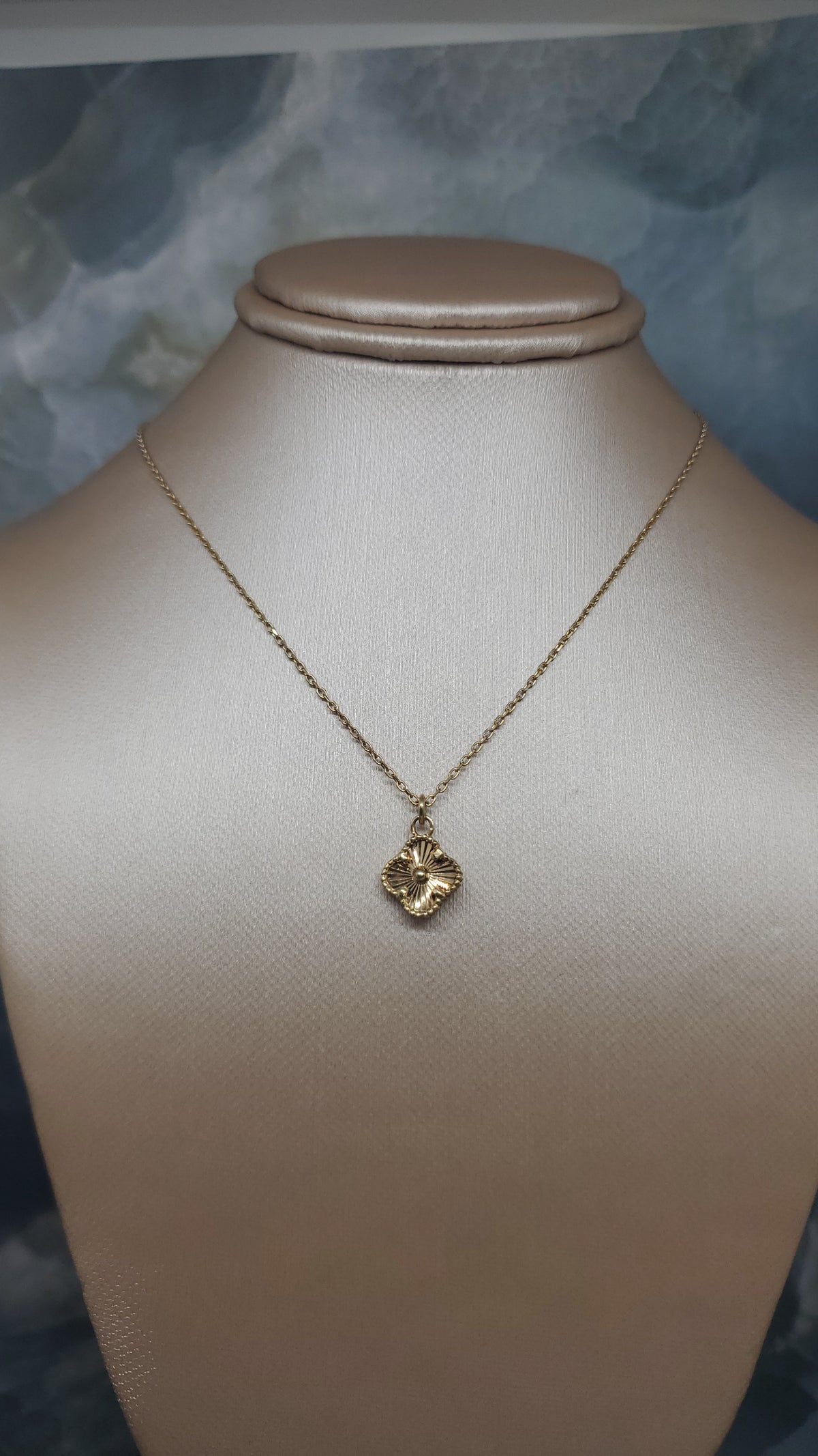 Gold Clover Pendant Necklace 287