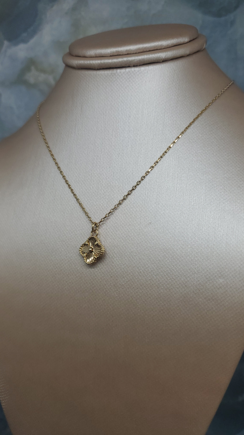 Gold Clover Pendant Necklace 287
