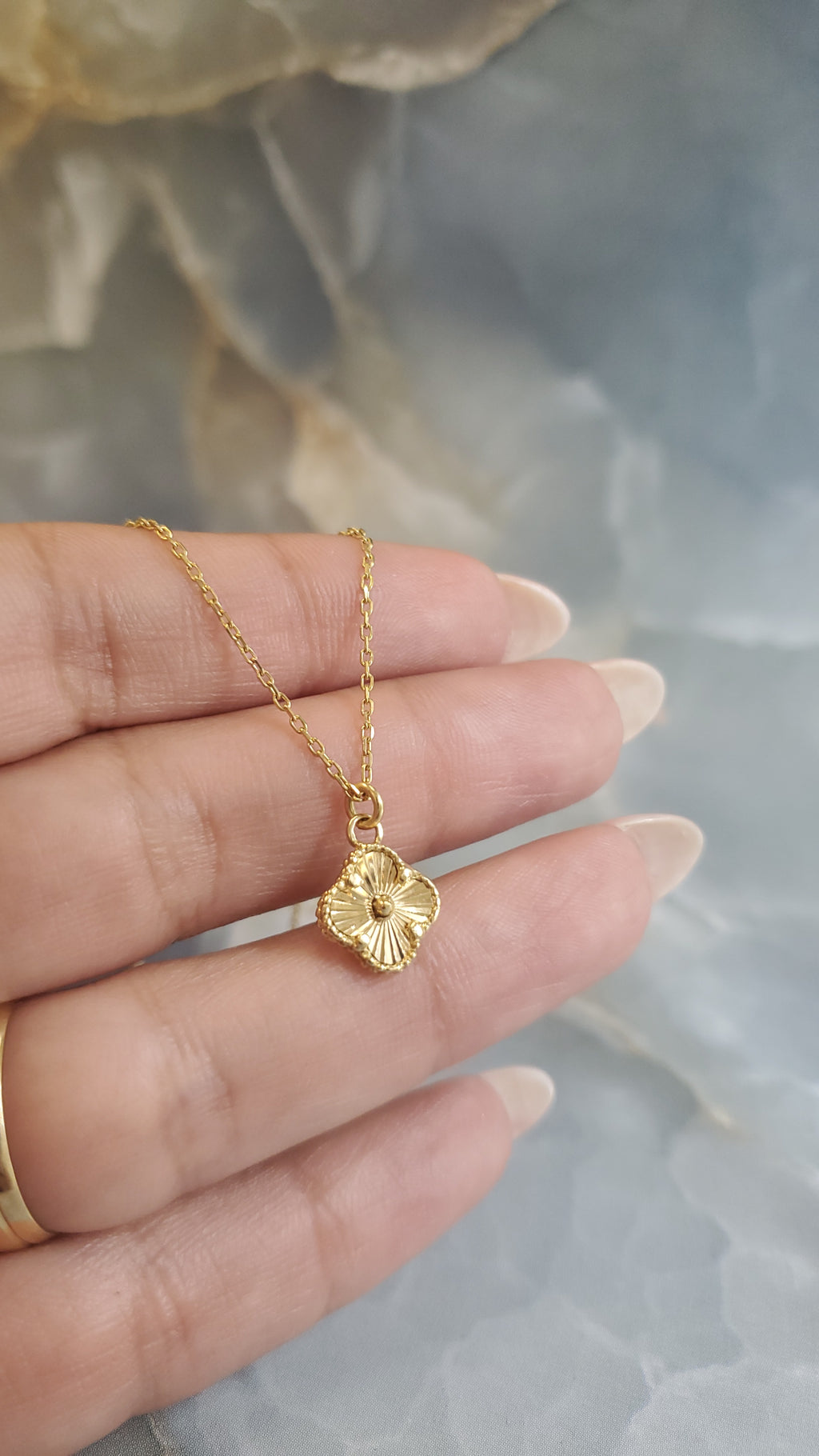 Gold Clover Pendant Necklace 287